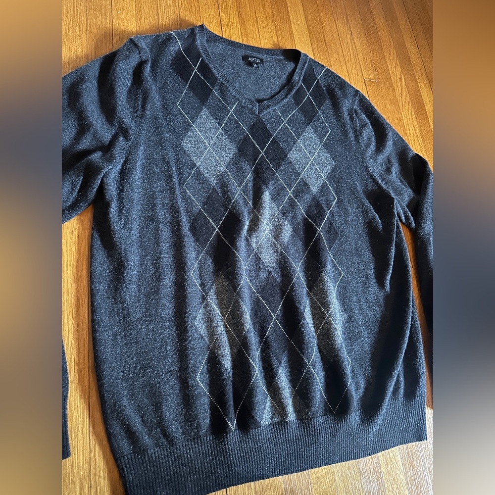 Apt 9 Gray & Black Argyle Merino Wool Blend V-Neck Sweater, Size XL - Picture 5 of 7